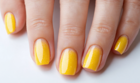 découvrez pourquoi des ongles jaunes sans vernis peuvent indiquer un problème de santé et les précautions essentielles à prendre pour prévenir des complications.