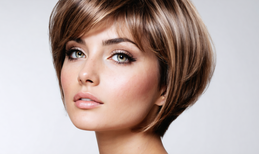Coupe effilée et frange : la coiffure phare pour un visage harmonieusement affiné